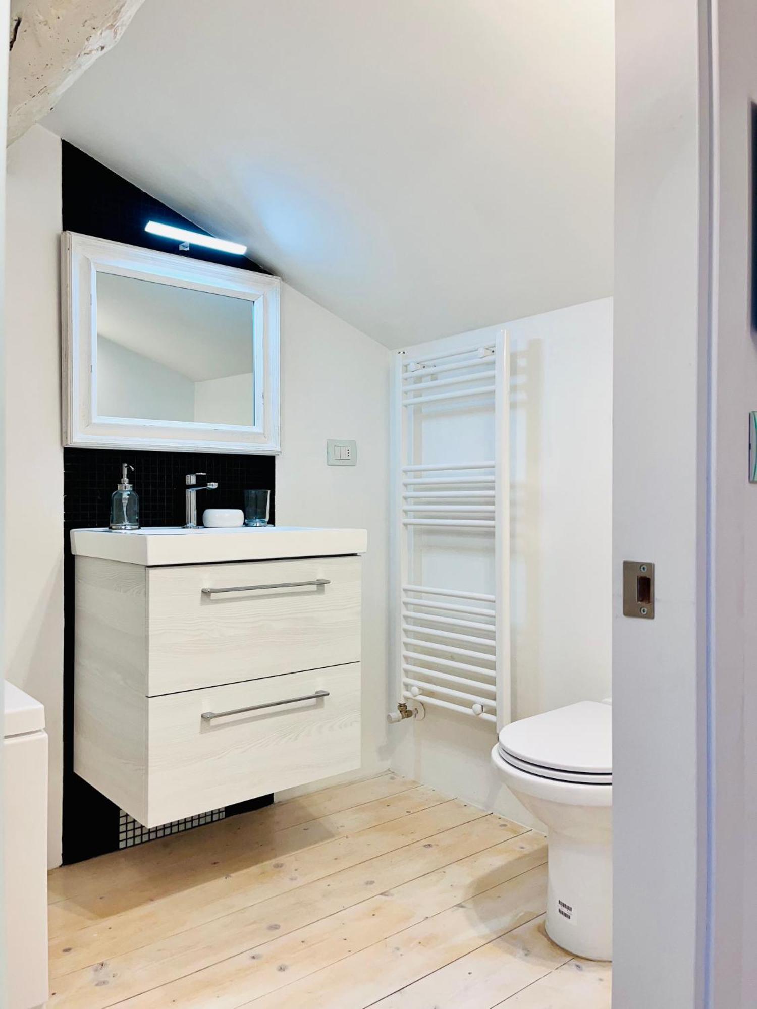 Riverside Loft Navigli - Spacious Two-Bedroom Apartment Milano Esterno foto