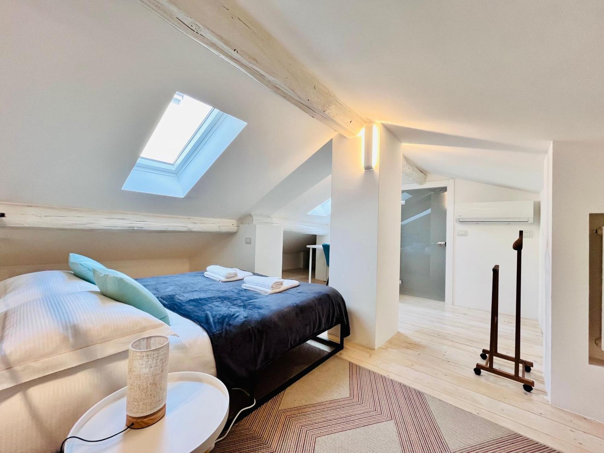 Riverside Loft Navigli - Spacious Two-Bedroom Apartment Milano Esterno foto