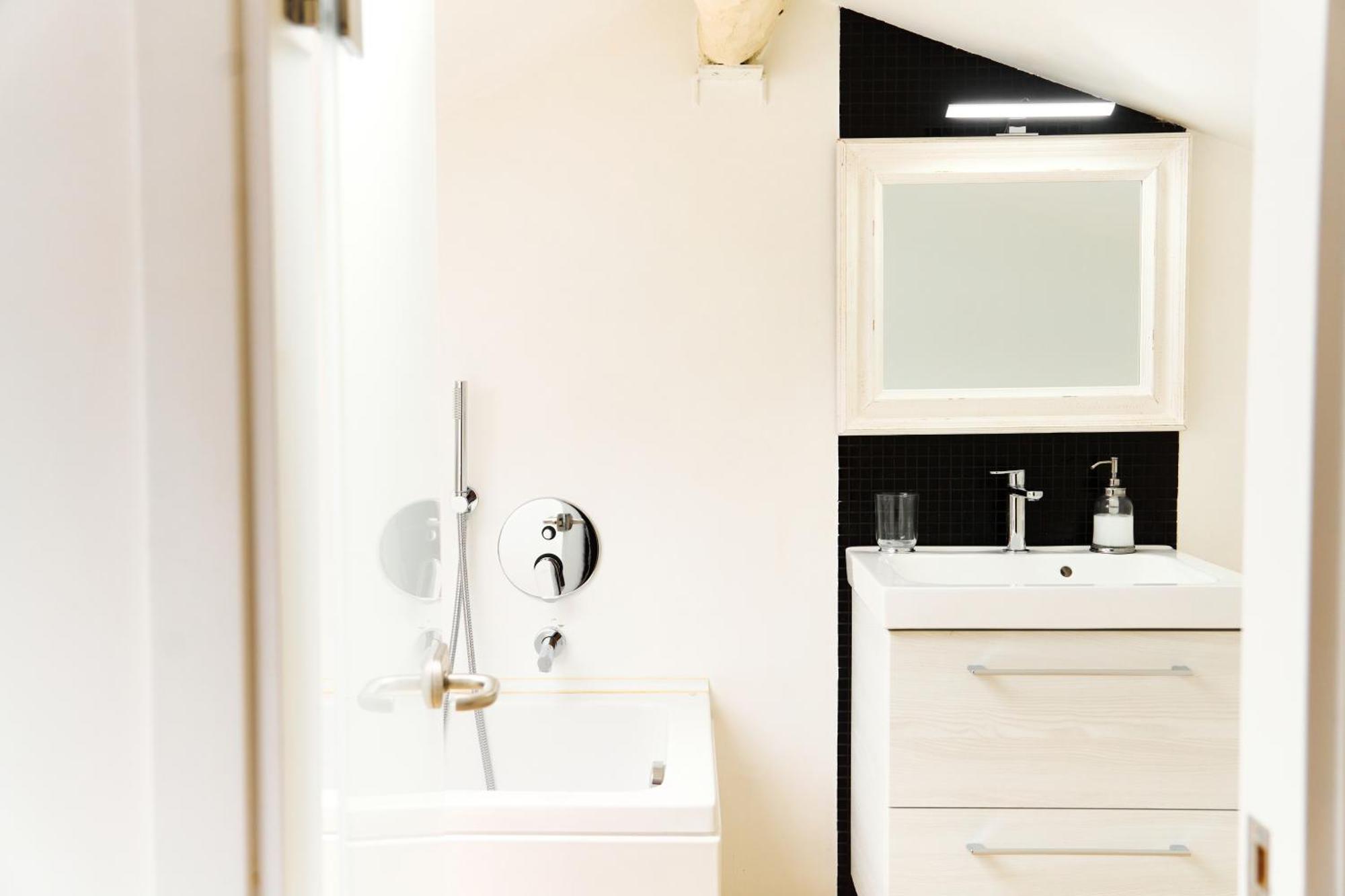 Riverside Loft Navigli - Spacious Two-Bedroom Apartment Milano Esterno foto